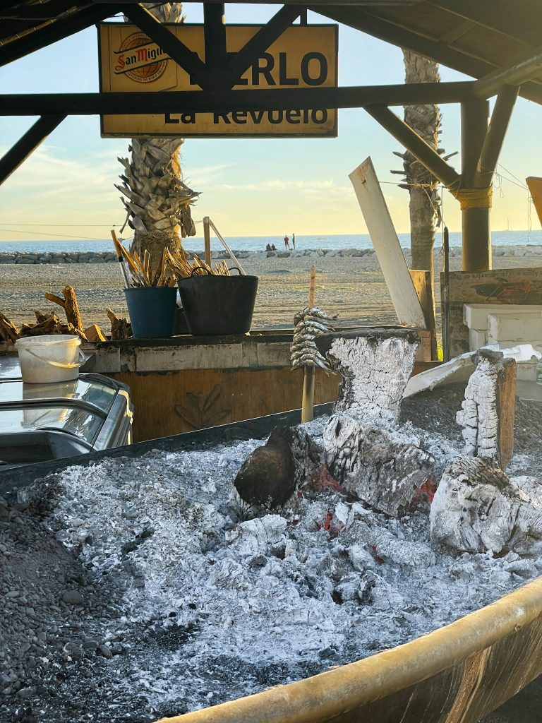 Malaga - widok na plażę i Chirinquito- czyli hiszpański bar na plaży specjalizujący się w grillowanych sardynkach