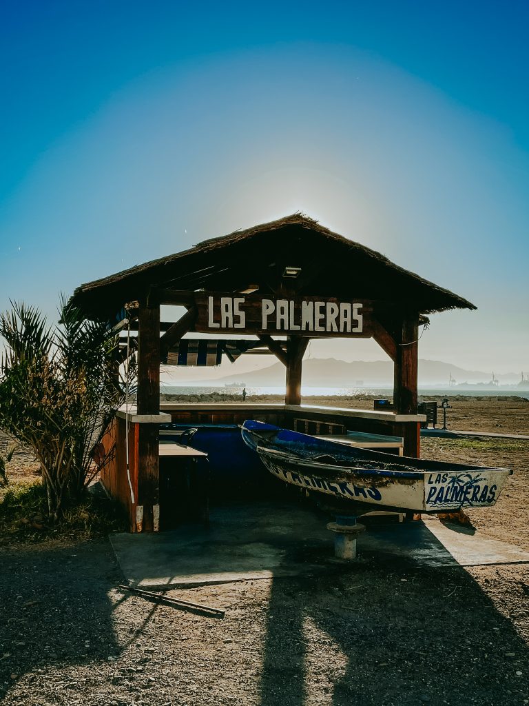 Malaga - widok na plażę i Chirinquito- czyli hiszpański bar na plaży specjalizujący się w grillowanych sardynkach
