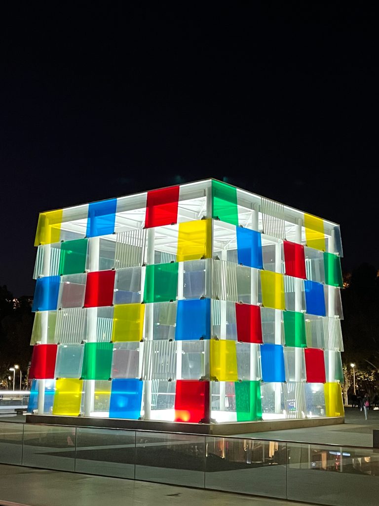 Malaga Centre Pompidou - widok na budynek z zewnątrz