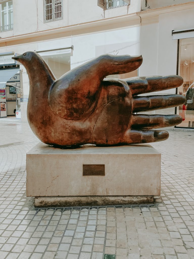 Malaga - rzeźba przedstawiająca hybrydę ręki z ptakiem