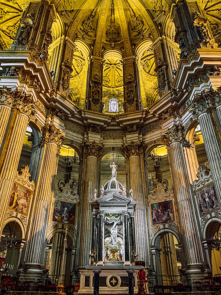 Malaga Katedra - widok na ołtarz